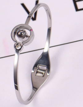 Japanese and Korean version of color gold 18K rose gold four-leaf clover bracelet female black alloy open bracelet jewelry Bracelets 4 Japanese and Korean version of color gold 18K rose gold four-leaf clover bracelet female black alloy open bracelet jewelry Bracelets 4