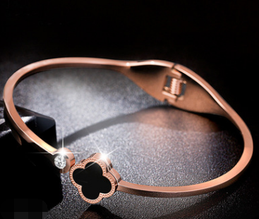 Japanese and Korean version of color gold 18K rose gold four-leaf clover bracelet female black alloy open bracelet jewelry Bracelets 5 Japanese and Korean version of color gold 18K rose gold four-leaf clover bracelet female black alloy open bracelet jewelry Bracelets 5