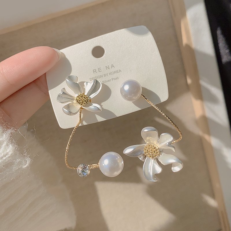 Asymmetrical white flower pearl earrings Earrings 2