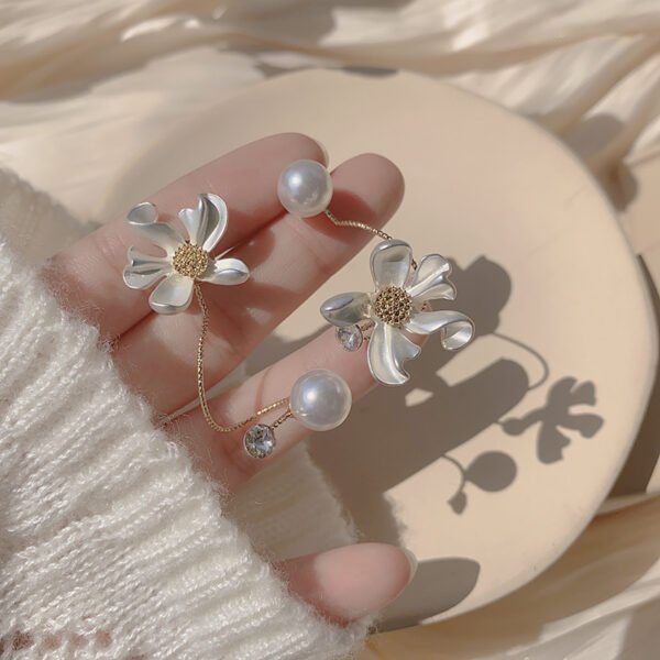 Asymmetrical white flower pearl earrings Earrings 5