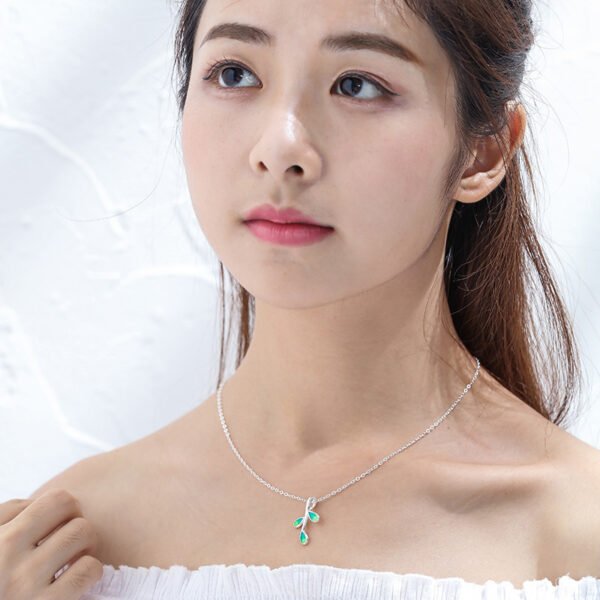 Leaf luminous necklace female drop glue Pendant Necklaces 4