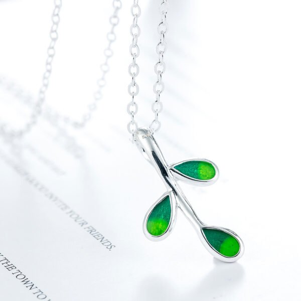 Leaf luminous necklace female drop glue Pendant Necklaces 5