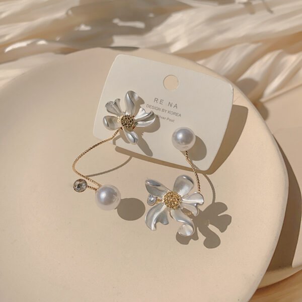 Asymmetrical white flower pearl earrings Earrings 8