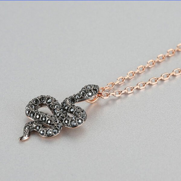 Lovely Twisted Snake-shaped Clavicle Chain Pendant Accessories 12