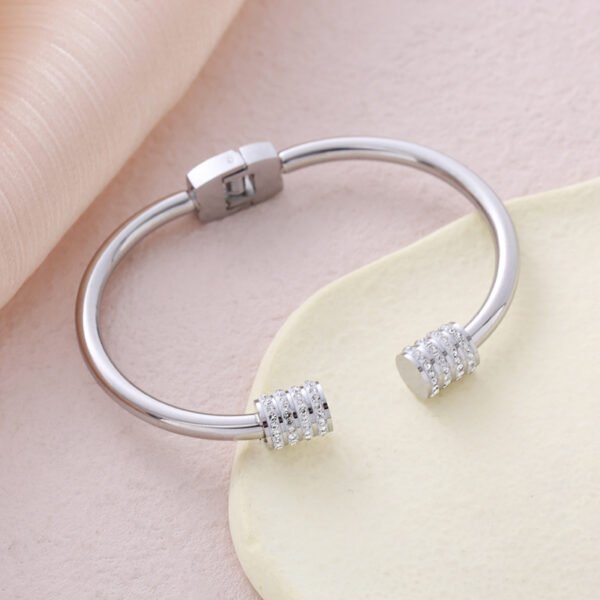Fashion Gold Disc Love Letter Bracelet For Women Simple And Versatile Bracelets 12