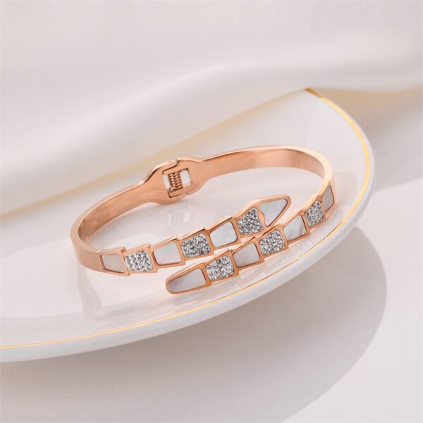 Fashion Gold Disc Love Letter Bracelet For Women Simple And Versatile Bracelets 10